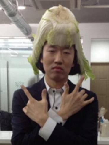 김경진이 배추를 뒤집어 쓰고 있다 / 온라인 커뮤니티 