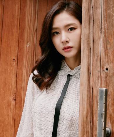 문을 열고 나오는 배우 서지혜 / 네이트 