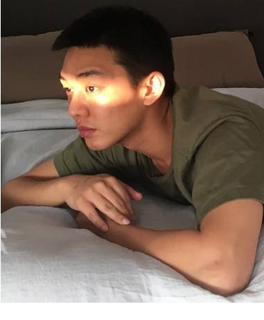 유아인이 엎드린 상태로  들어오는 빛을 바라보고 있다 / 나무위키 