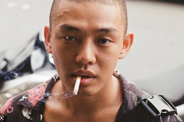 배우 유아인이 담배 피우는 모습 / 보그 코리아 