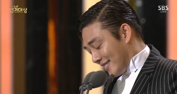 SBS 연기대상에서 수상 소감을 전하는 유아인 씨 / SBS 