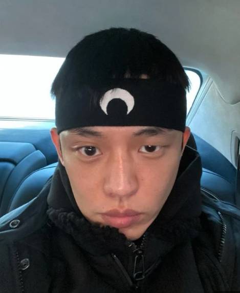 차 안에서 유아인이 정면을 응시하고 있다 / 위키트리 