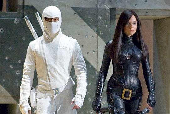 헐리웃 영화 '지,아이,조'2에 출연 중인 배우 이병헌 (좌) 하얀색 닌자복을 입고 있는 이병헌 / 예스24