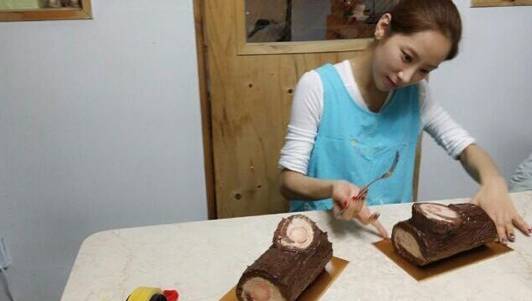 논란이 됐었던 문제의 베이커리에서 조민아가 케익을 만들고 있다 / 온라인 커뮤니티 