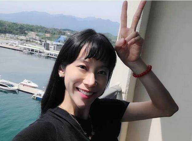 조민아 씨가 승리의 V자를 그리며 웃고 있다 / 한국일보 