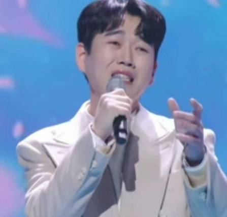 '불타는 트롯맨'에서 열창하는 황영웅 / 유튜브 