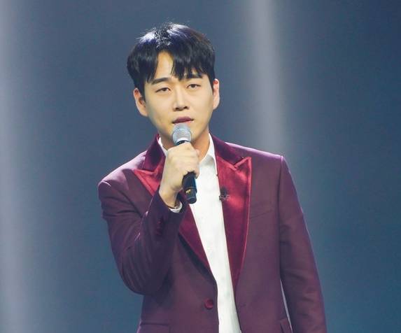말끔하게 입고 노래하는 황영웅 / YTN 