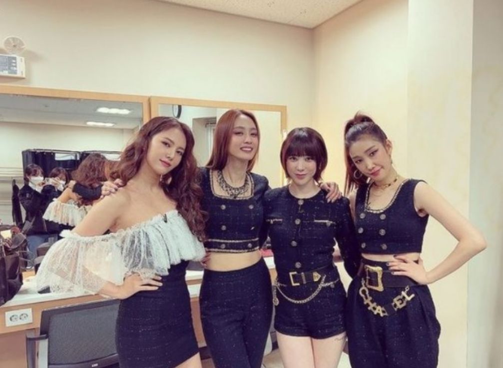 걸그룹 쥬얼리의 멤버 (왼쪽부터) 김은정, 박정아, 서인영, 하주연 등 쥬얼리 멤버들이 대기실에 모여 포즈를 취하는 모습/서인영 인스타그램