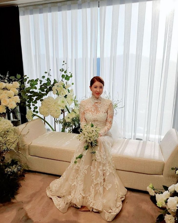 걸그룹 '쥬얼리' 출신 멤버 '서인영'이 결혼식 웨딩 드레스를 입은 모습/서인영 인스타그램