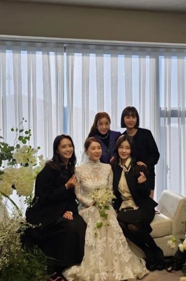 걸그룹 '쥬얼리' 출신 멤버 '서인영'의 결혼식에 '조민아'를 제외한 모든 전 멤버들이 함께 사진을 찍었다./서인영 인스타그램