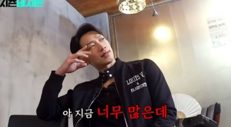 가수 '비'가 자신의 유튜브 채널 '시즌비시즌'에 출연해 재물운과 관련한 역술가 사주를 받았다./유튜브'시즌비시즌' 채널