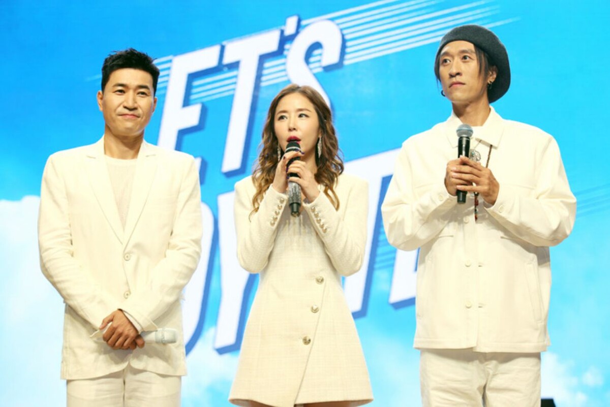 혼성그룹 '코요태'(좌측부터 김종민, 신지, 빽가)의 쇼케이스 모습/뉴시스