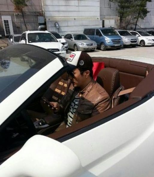 페라리 슈퍼카에 탑승한 권상우의 모습/권상우 웨이보