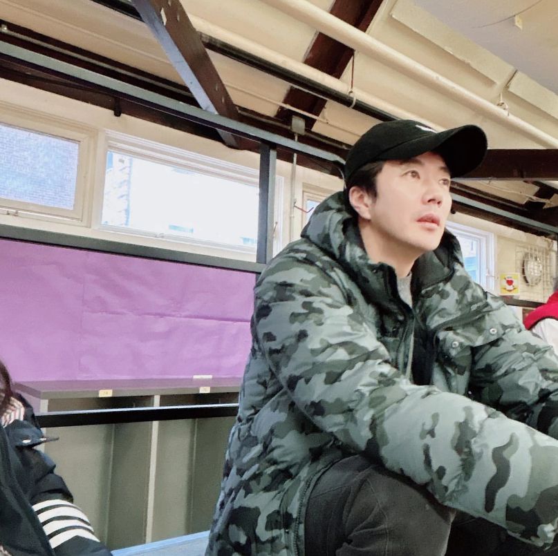 배우 권상우가 아들 룩희 군의 농구경기를 지켜보는 모습/손태영 인스타그램