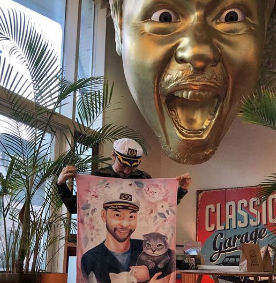 노홍철이 자신의 가게 '홍철책빵'에서 포즈를 취하고 있다. /노홍철 SNS.