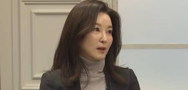 TV에 출연해 자신의 집안에 대해 이야기하고 있는 박상아 / 한국경제 