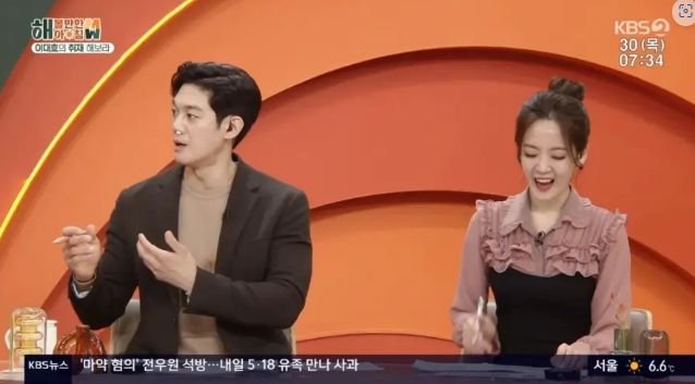 휴지로 막고 방송을 진행하는 박재민 / 화면캡쳐 KBS