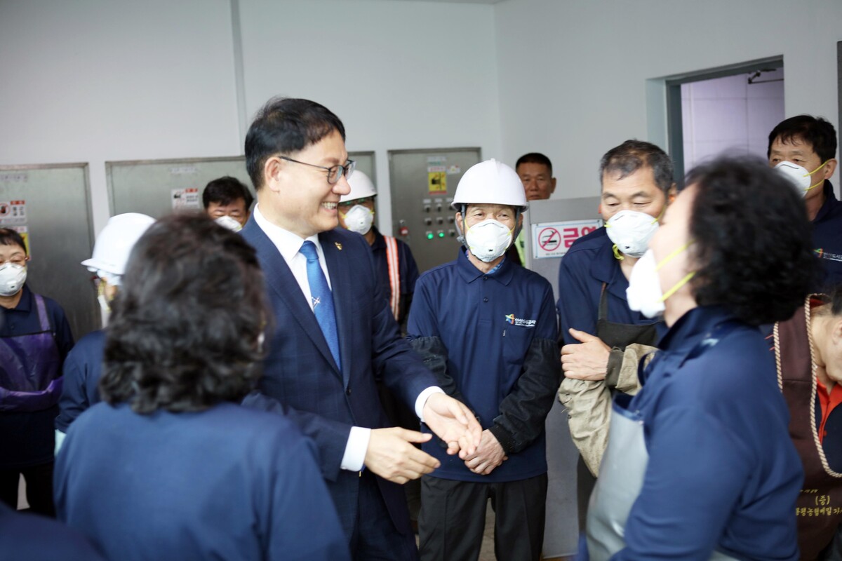 서영삼 안산도시공사 사장이 5월 31일 오전 재활용선별센터에서 직원들과 인사하고 있는 모습.